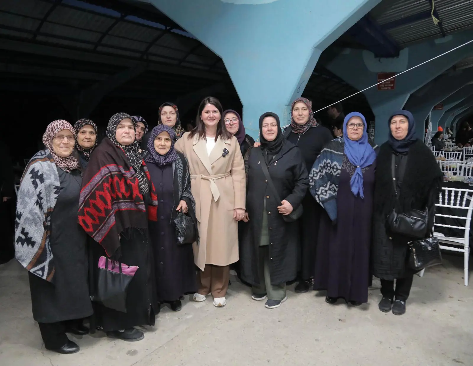 EDİRNE’DE RAMAZAN BEREKETİ: BALKAN PAZARI’NDA BÜYÜK İFTAR SOFRASI galeri görseli